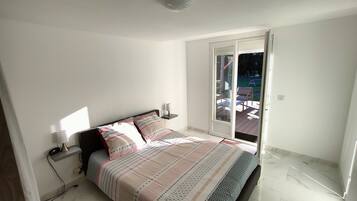 3 slaapkamers, een strijkplank/strijkijzer, gratis wifi, beddengoed