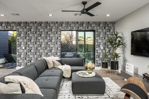 TV connectée, cheminée, livres, chaîne hi-fi