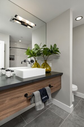 Combined shower/tub, hair dryer, towels, soap - Walk to Old Town ✴ 2 Masters ✴ Heated Pool & Spa (Scottsdale)