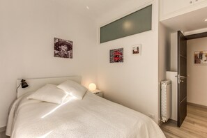 1 bedroom, bed sheets