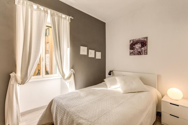 1 bedroom, bed sheets