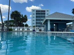 Una piscina al aire libre, una piscina climatizada