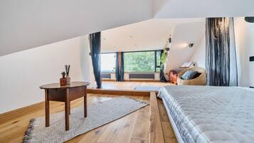 5 quartos, cofres nos quartos, escrivaninha