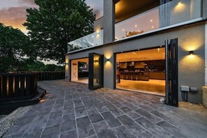 Outdoor dining - Luxury Designer Villa with hot tub and sauna, extra services (Belvedere)