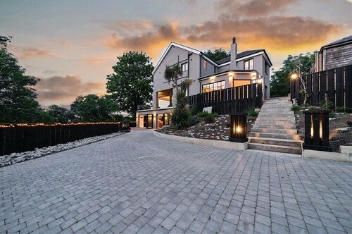 Luxury Designer Villa with hot tub and sauna, extra services