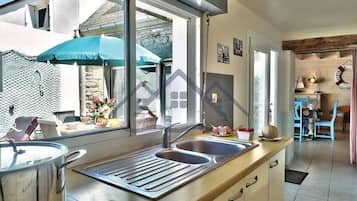 Kjøleskap, mikrobølgeovn, kaffetrakter/tekoker og kjøkkenutstyr