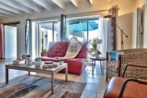 TV, fireplace - Fisherman's house a stone's throw from the sea (Guilvinec)