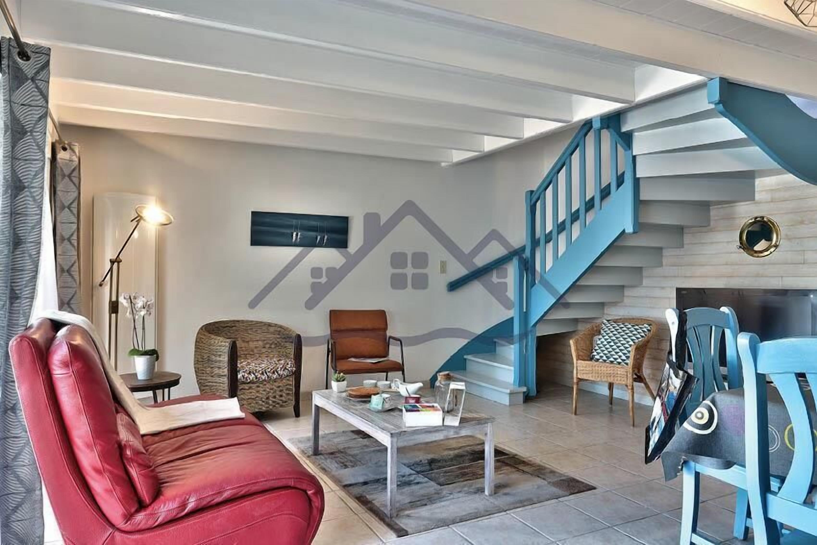 Una televisión, una chimenea