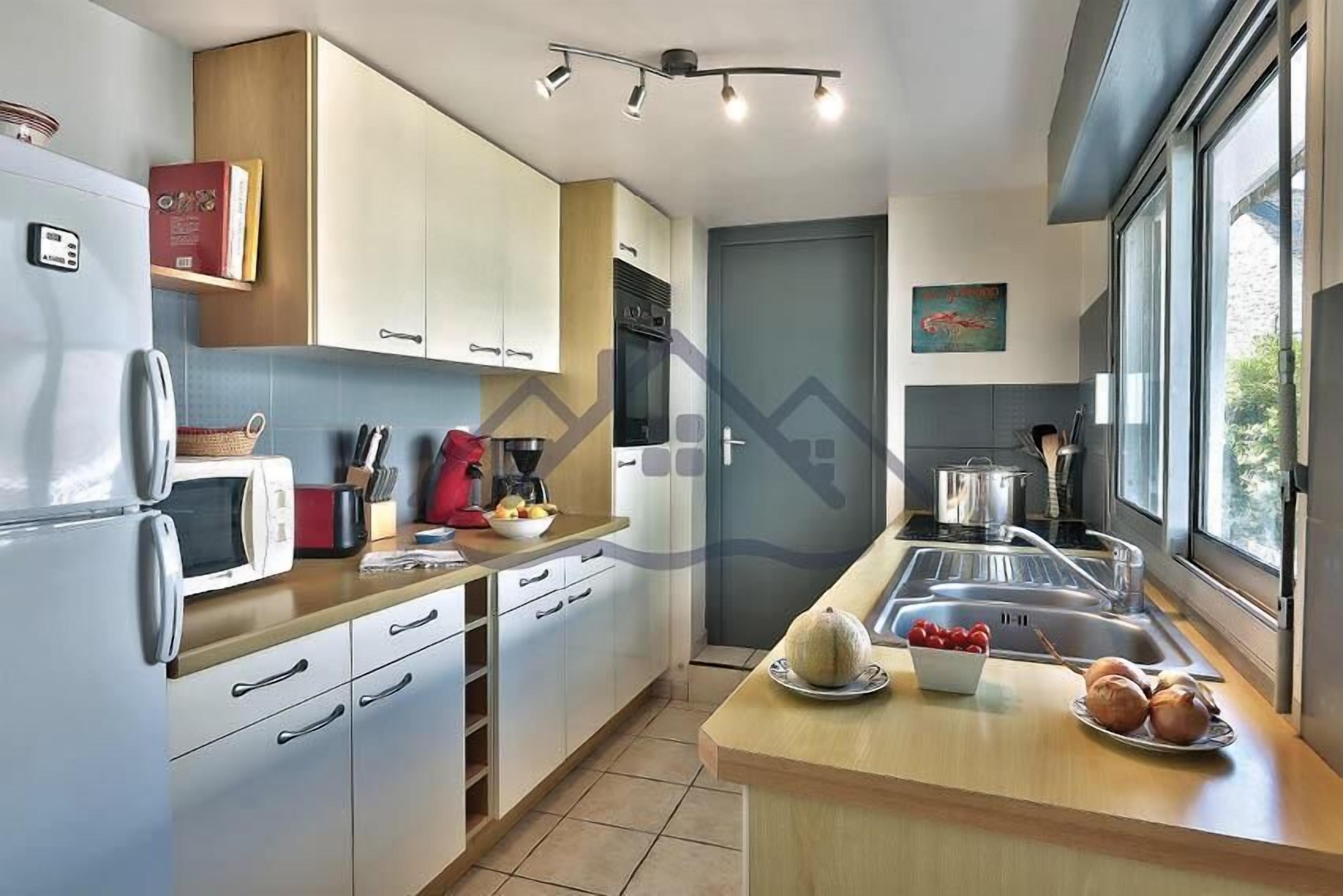 Kjøleskap, mikrobølgeovn, kaffetrakter/tekoker og kjøkkenutstyr