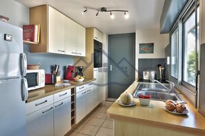 Fridge, microwave, coffee/tea maker, cookware/dishes/utensils - Fisherman's house a stone's throw from the sea (Guilvinec)