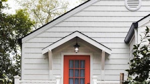 A white house with a red door and the number 313. - Bearden Exec · Bearden Executive Rental >8min to UT & Downtown (Knoxville)