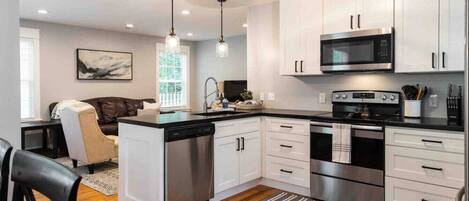 ثلاجة، ميكروويف، فرن، موقد طهي مسطح