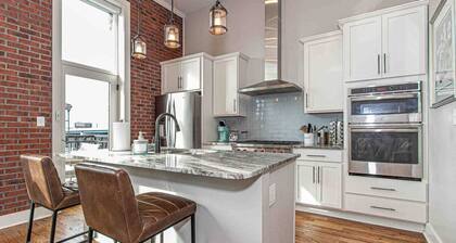 Luxury Corner Condo ~ Walk to Old City