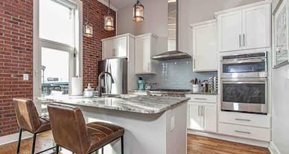 Luxury Corner Condo ~ Walk to Old City