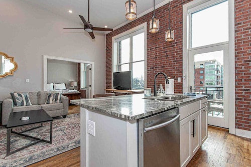 Luxury Corner Condo ~ Walk to Old City