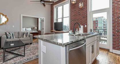 Luxury Corner Condo ~ Walk to Old City