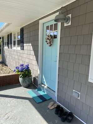 Exterior detail - Boro Bungalow in beautiful downtown Swansboro with street legal golf cart (Swansboro)