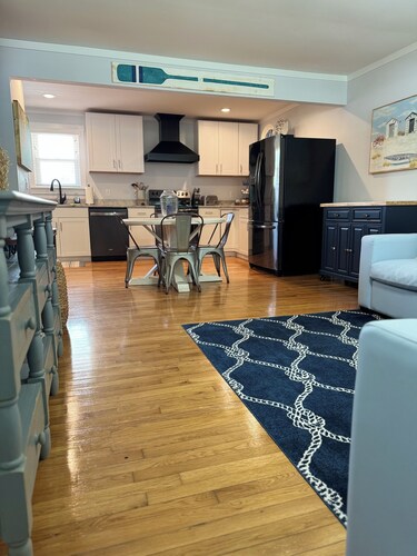 Boro Bungalow in beautiful downtown Swansboro with street legal golf cart