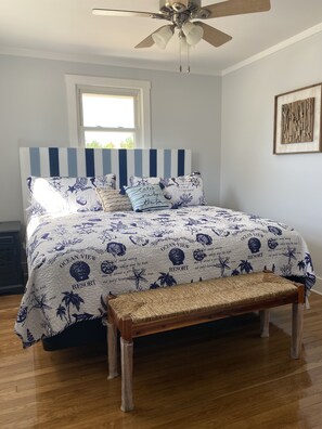 3 bedrooms, free WiFi, bed sheets - Boro Bungalow in beautiful downtown Swansboro with street legal golf cart (Swansboro)