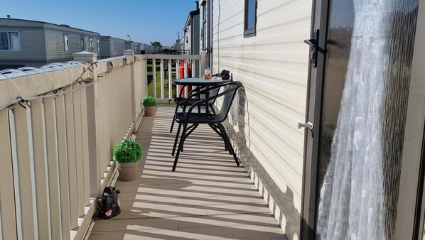 Apartment | Balcony - Lovely Caravan at Ingoldmells Just Behind Sealands (Skegness)
