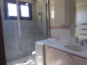 Dusche, Haartrockner, Handtücher, Seife