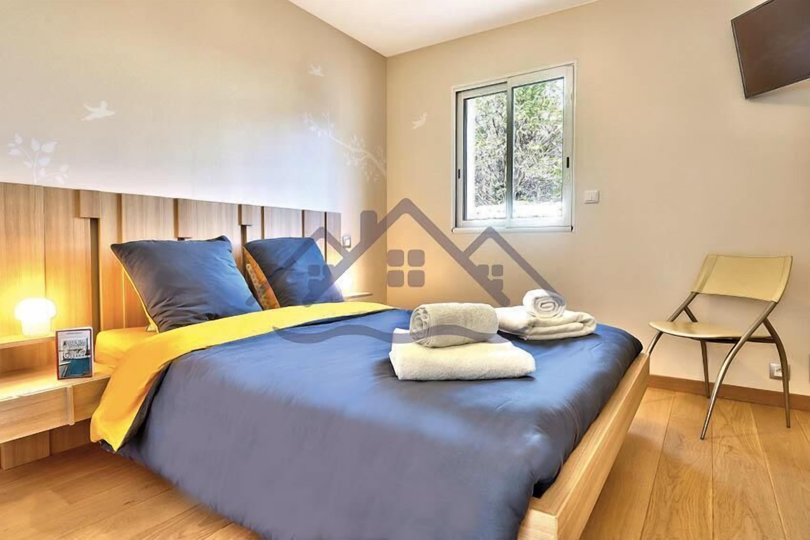 1 bedroom, travel crib, internet