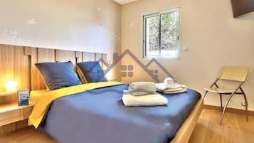 1 bedroom, travel crib, internet