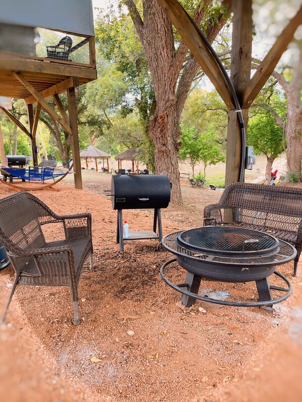 BBQ/picnic Area - 18 Son's Geronimo - Birdhouse Cabin (Seguin)
