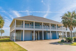 Exterior - Beautiful Beachfront -- Biscayne Fantasea (Bolivar Peninsula)