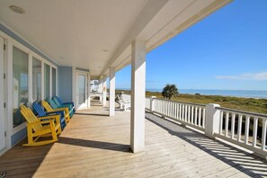 Terrace/patio - Beautiful Beachfront -- Biscayne Fantasea (Bolivar Peninsula)