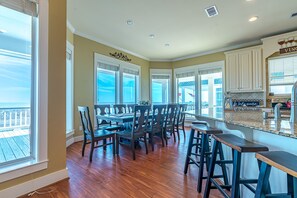 Dining - Beautiful Beachfront -- Biscayne Fantasea (Bolivar Peninsula)