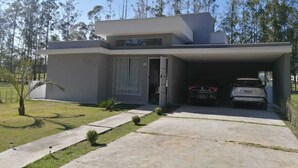 Una casa moderna de dos pisos con un garaje para dos coches.