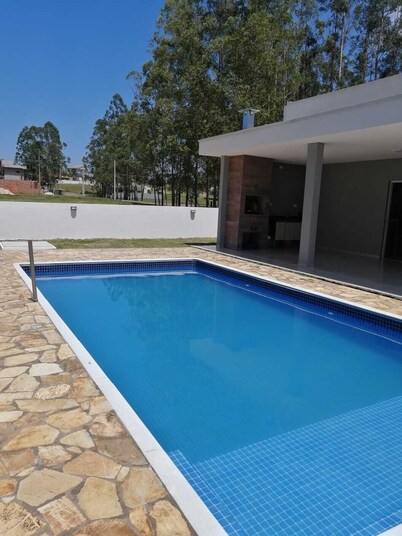 Beautiful house, new, spacious and with a swimming pool!