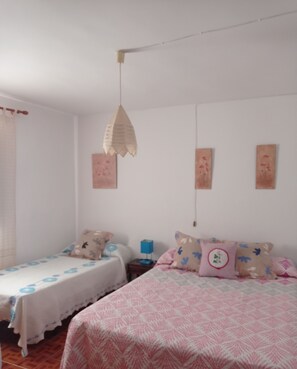 4 bedrooms, iron/ironing board, WiFi, bed sheets