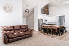 TV, lettore DVD, tavolo da ping pong