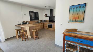 Réfrigérateur, micro-ondes, four, plaque de cuisson