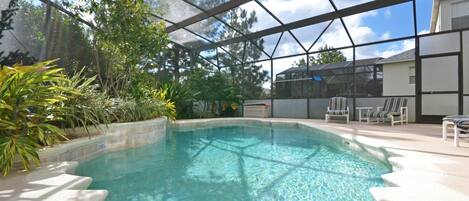 Una piscina climatizada, tumbonas