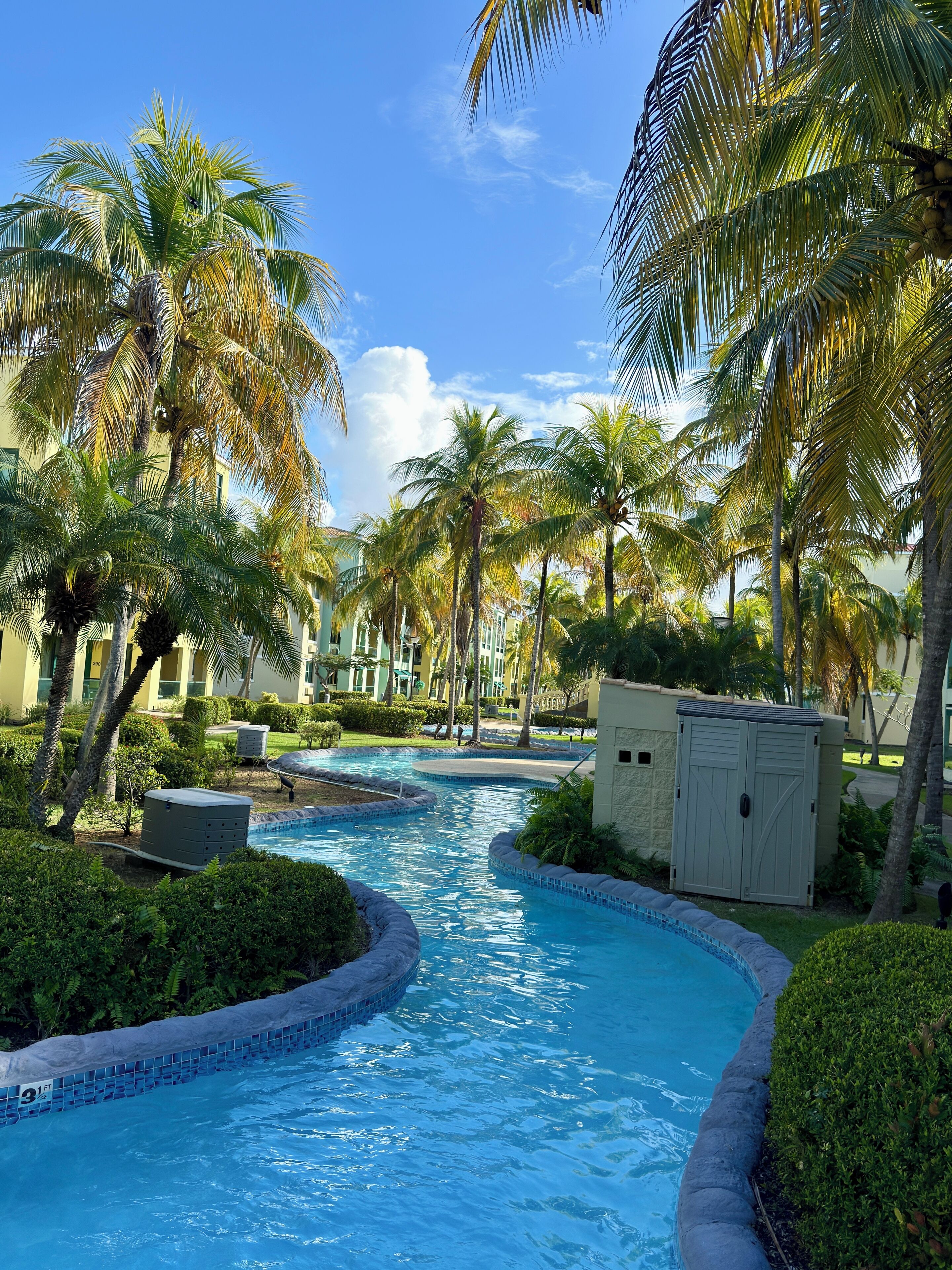 Utendørsbasseng og et oppvarmet basseng