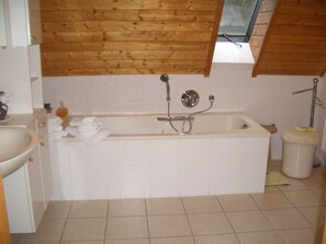 Badewanne, Haartrockner, Handtücher, Seife