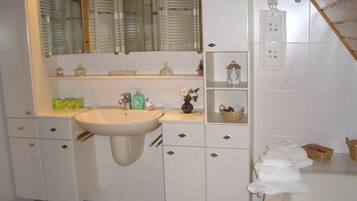 Badewanne, Haartrockner, Handtücher, Seife