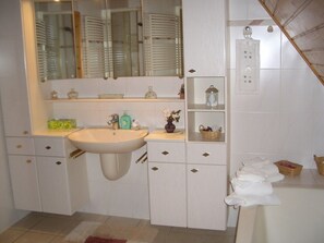 Badewanne, Haartrockner, Handtücher, Seife