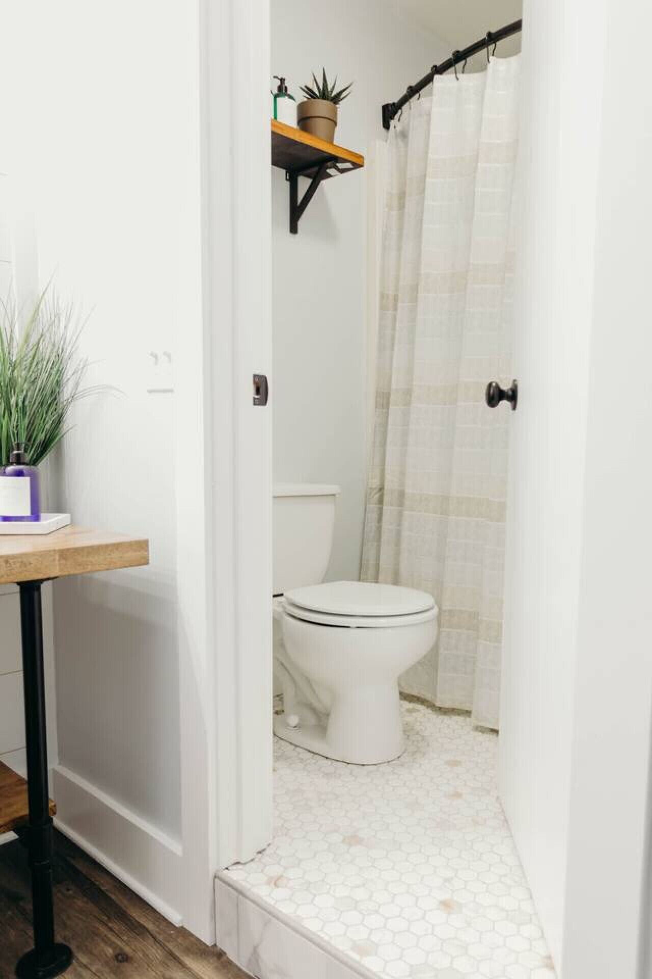 Combined shower/tub, hair dryer, towels, soap