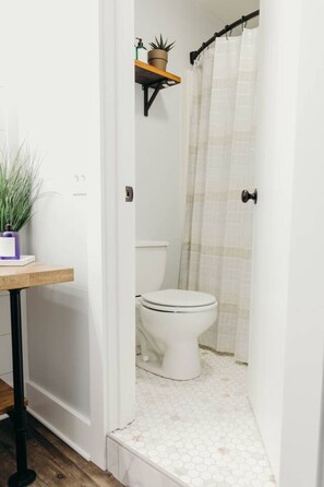 Bañera con ducha, secador de pelo, toallas, jabón