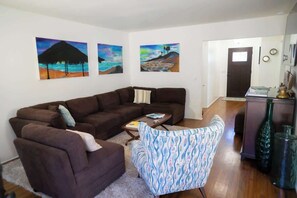 Een televisie, een open haard en een kantoor