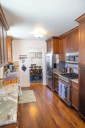 冷蔵庫、電子レンジ、オーブン、コンロ