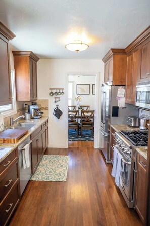 冷蔵庫、電子レンジ、オーブン、コンロ