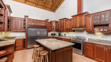 Family Villa | Private kitchen | Full-sized fridge, microwave, oven, stovetop