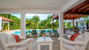 Kolam renang outdoor, dengan cabana gratis dan kursi berjemur