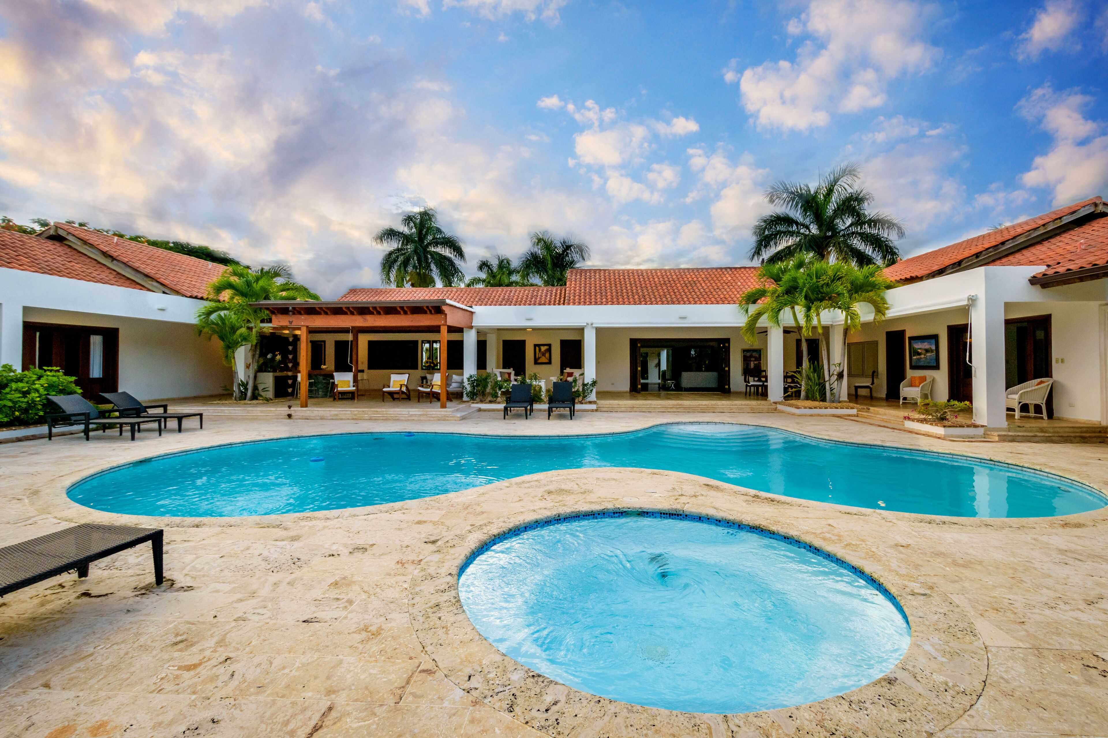 Piscine extérieure, cabanons gratuits, chaises longues