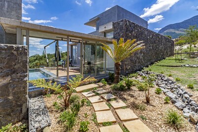 The ultimate venue to relax & enjoy the views close to restaurants, wine farms,